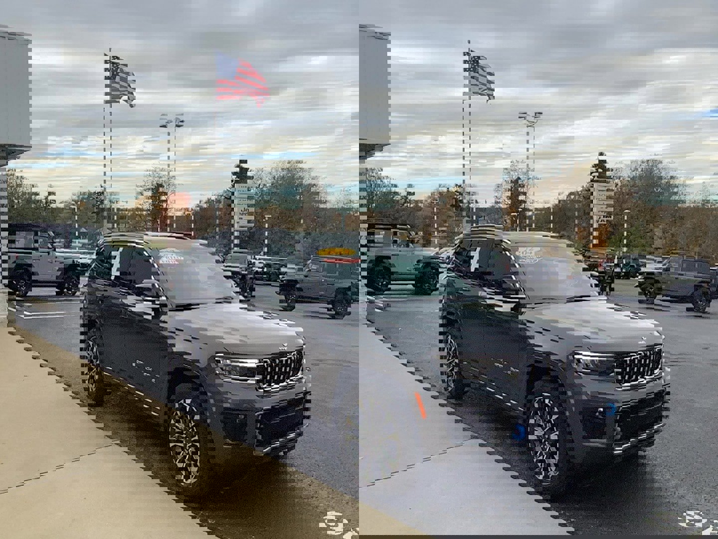 Used 2024 Jeep Grand Cherokee Overland image 3