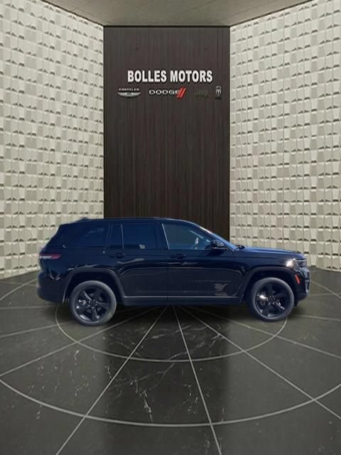 Used 2023 Jeep Grand Cherokee Altitude AWD/4WD image 4