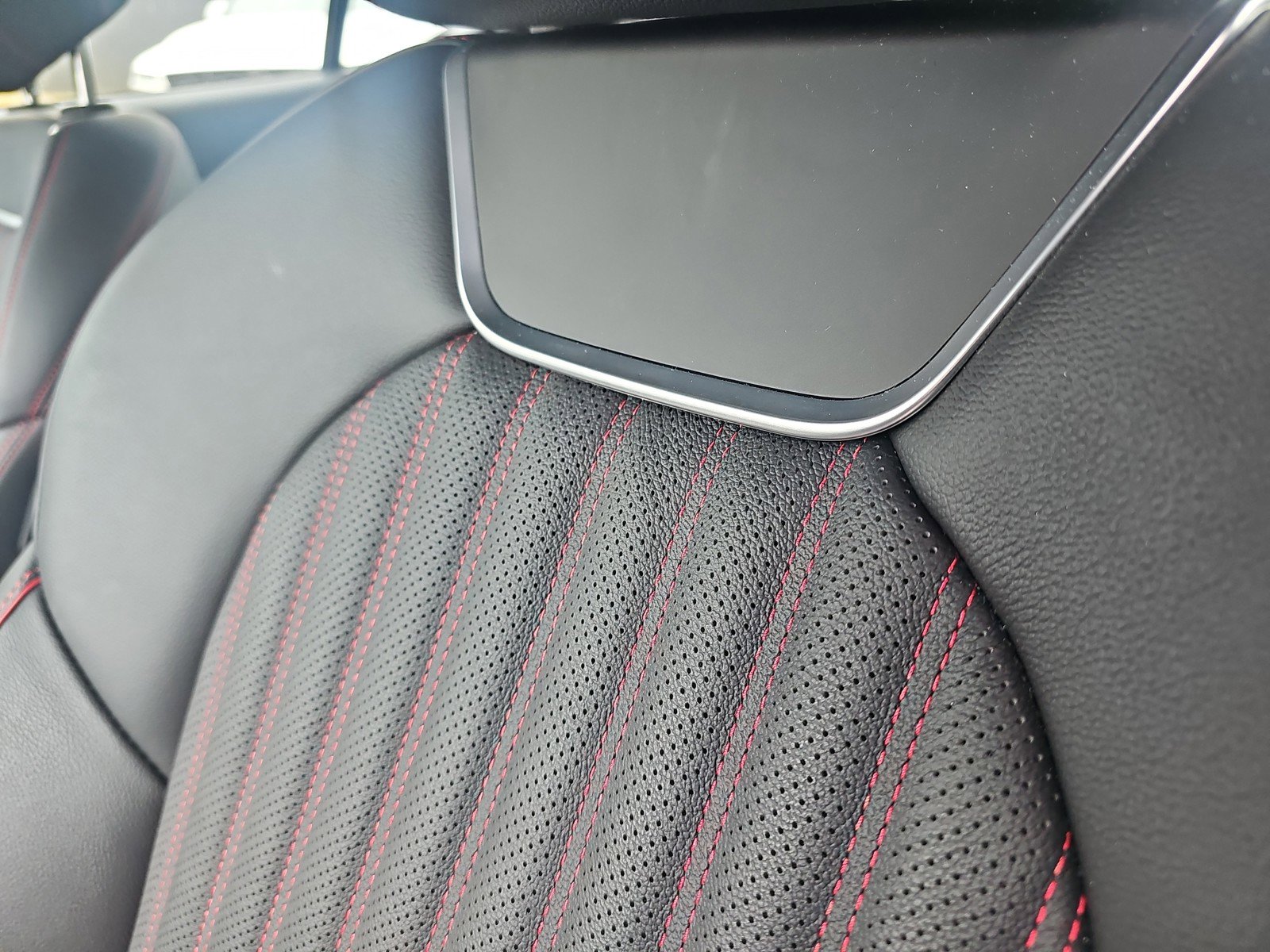 Used 2025 Genesis G70 2.5T w/ Sport Prestige Package image 19