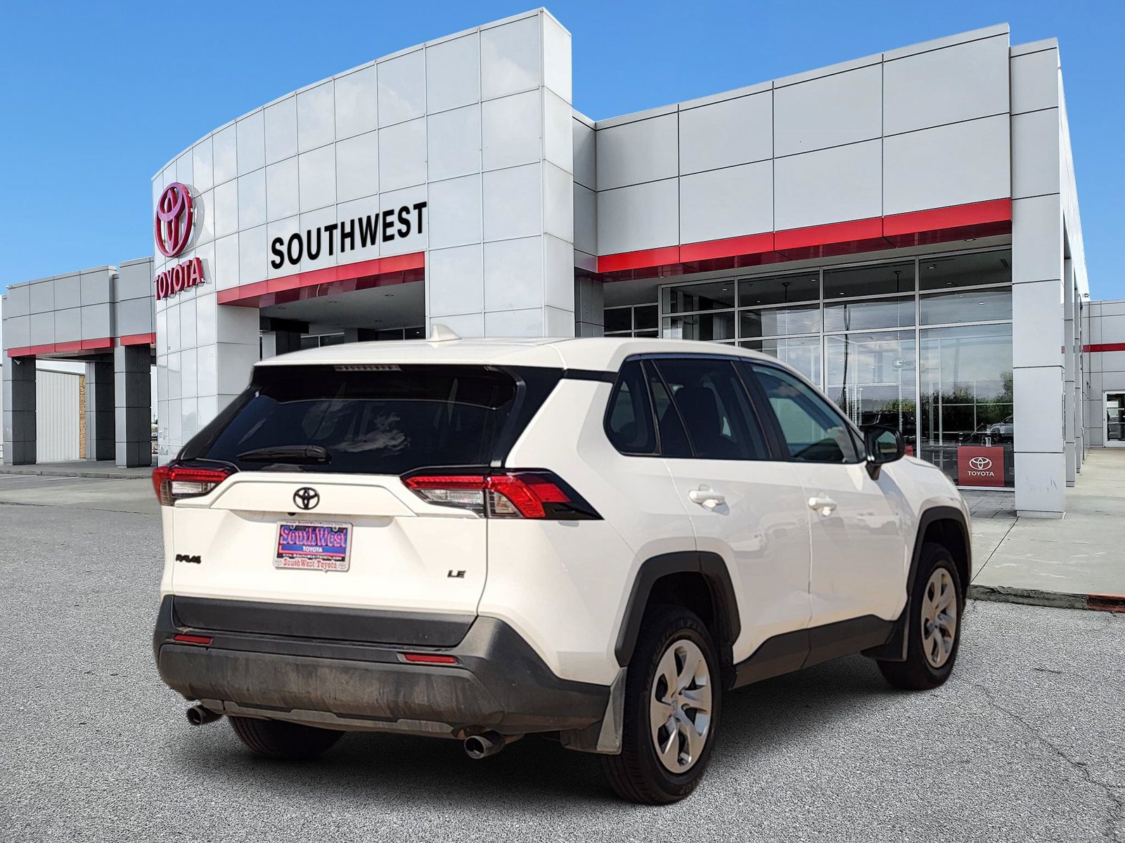 Used 2024 Toyota RAV4 LE FWD image 5