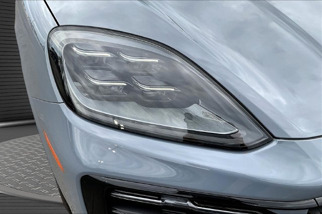 Used 2024 Porsche Cayenne S AWD/4WD image 31