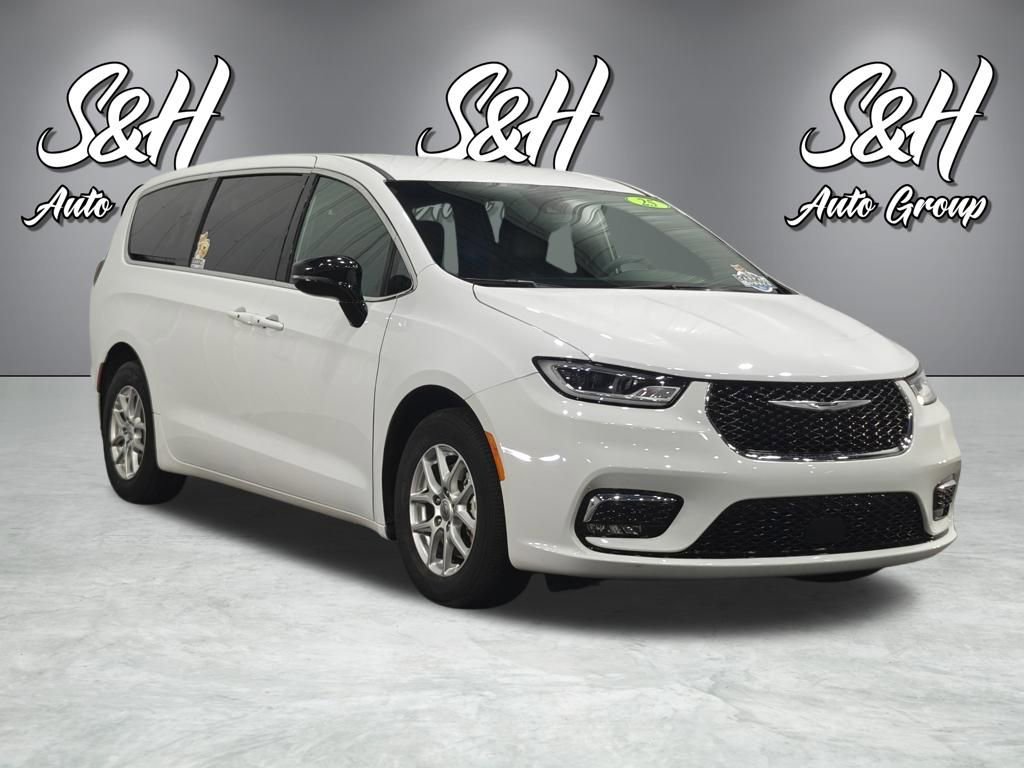 Used 2025 Chrysler Pacifica Select image 2