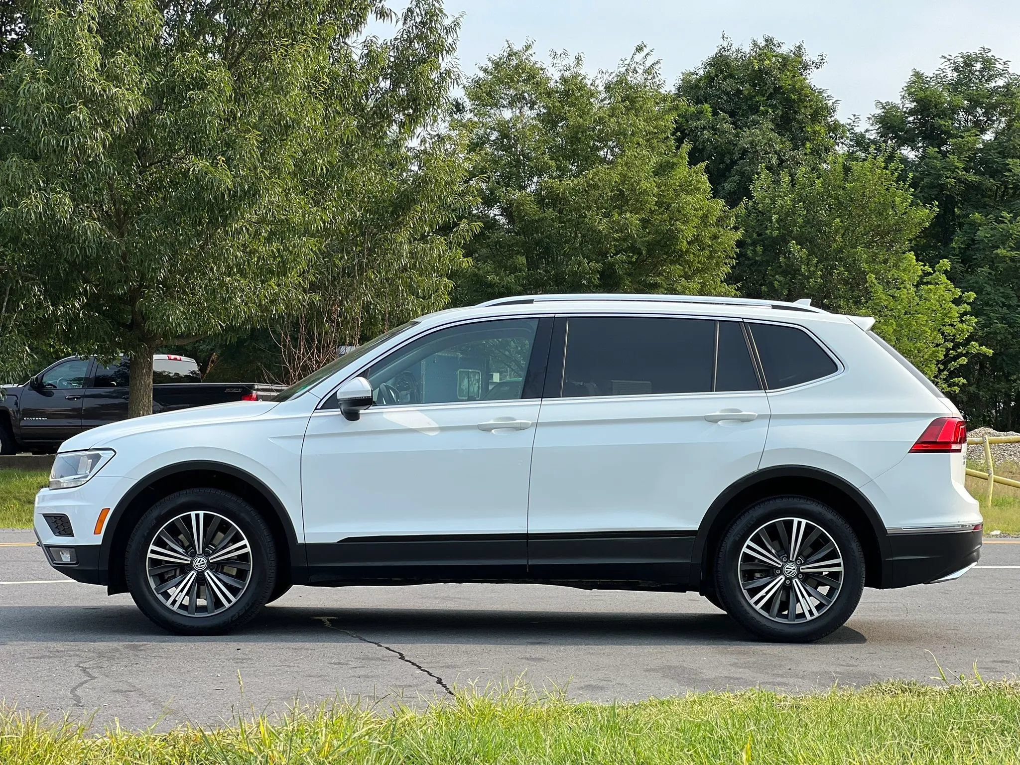Used 2018 Volkswagen Tiguan SEL AWD/4WD image 2
