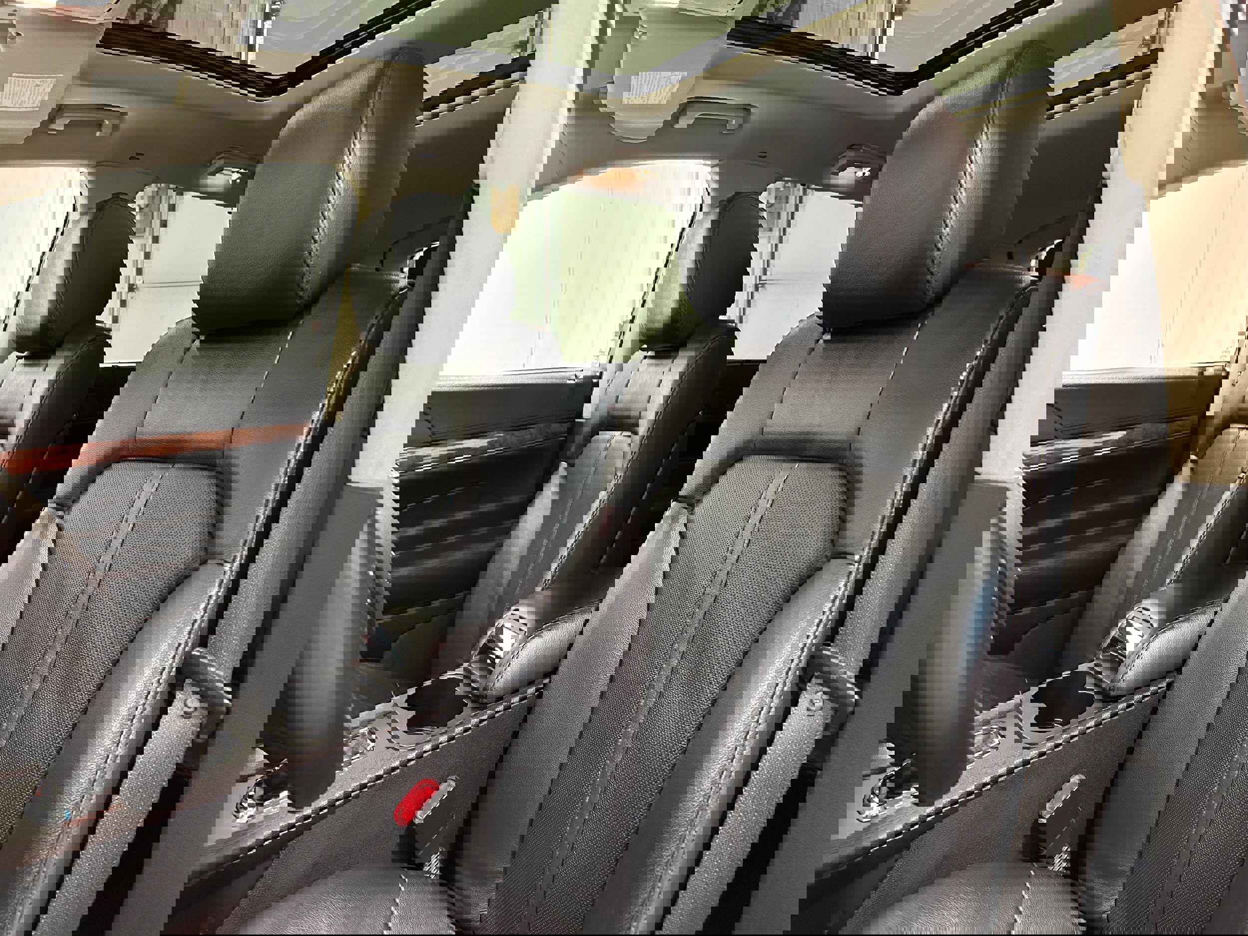 Used 2018 Lincoln MKT AWD image 25