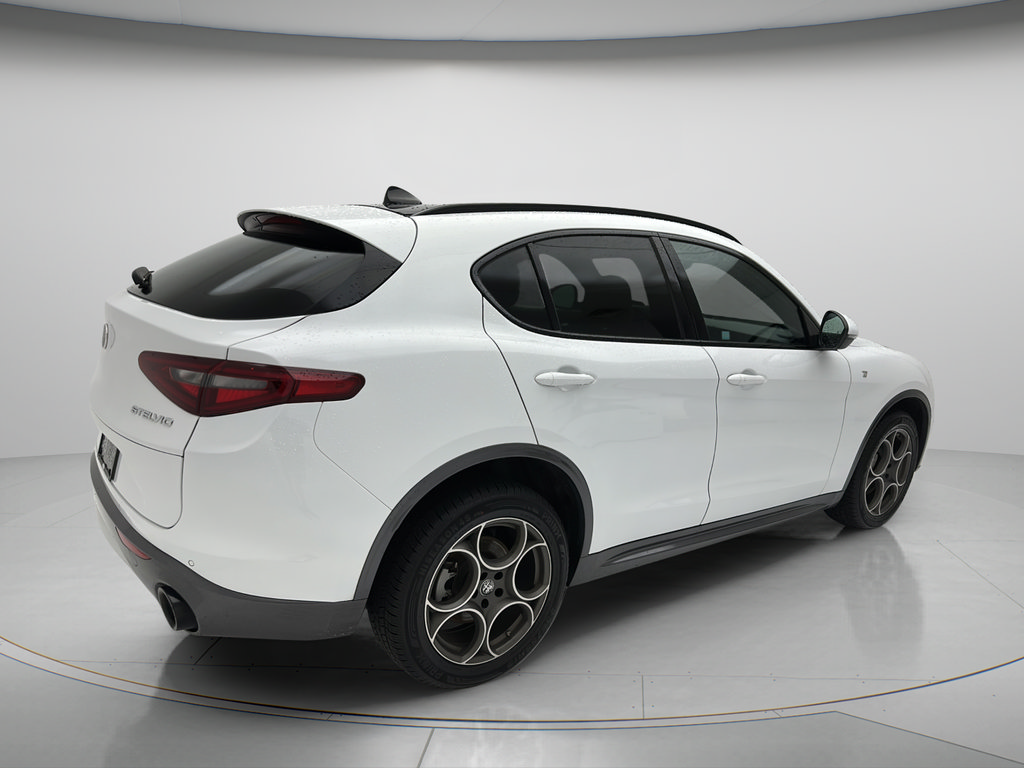 Used 2023 Alfa Romeo Stelvio Ti AWD/4WD image 5