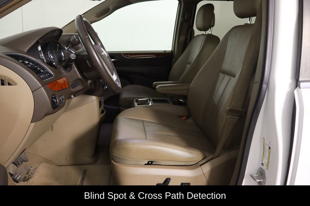 Used 2016 Chrysler Town & Country Touring w/ Driver Convenience Group image 14