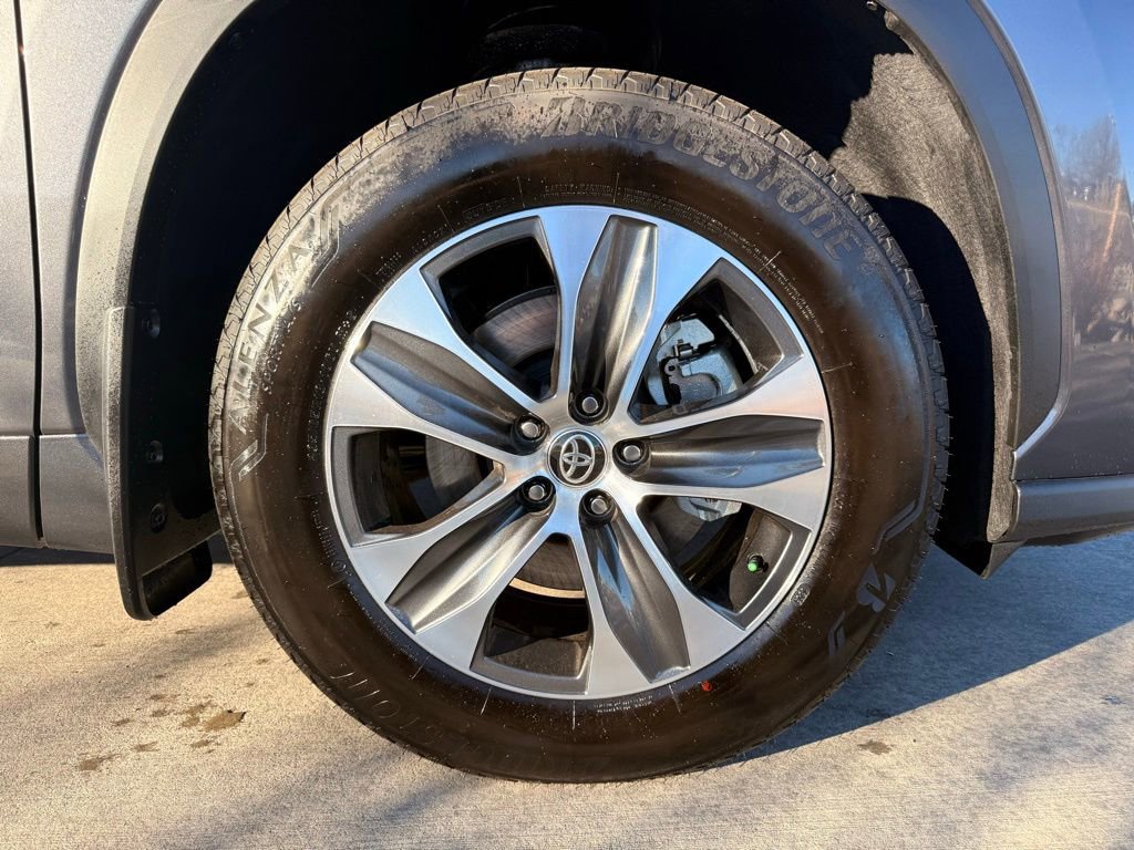 Used 2025 Toyota Highlander XLE image 32