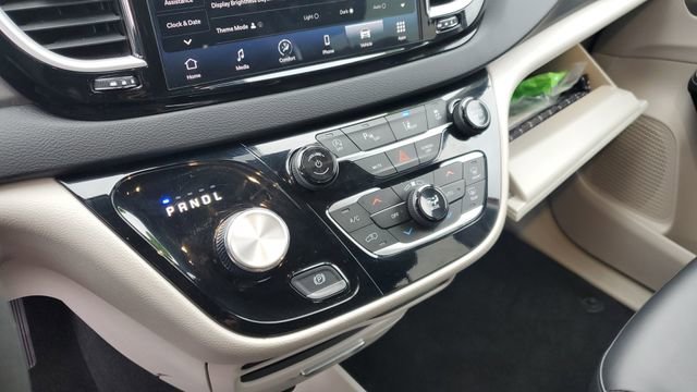 Certified 2024 Chrysler Pacifica Touring-L image 18