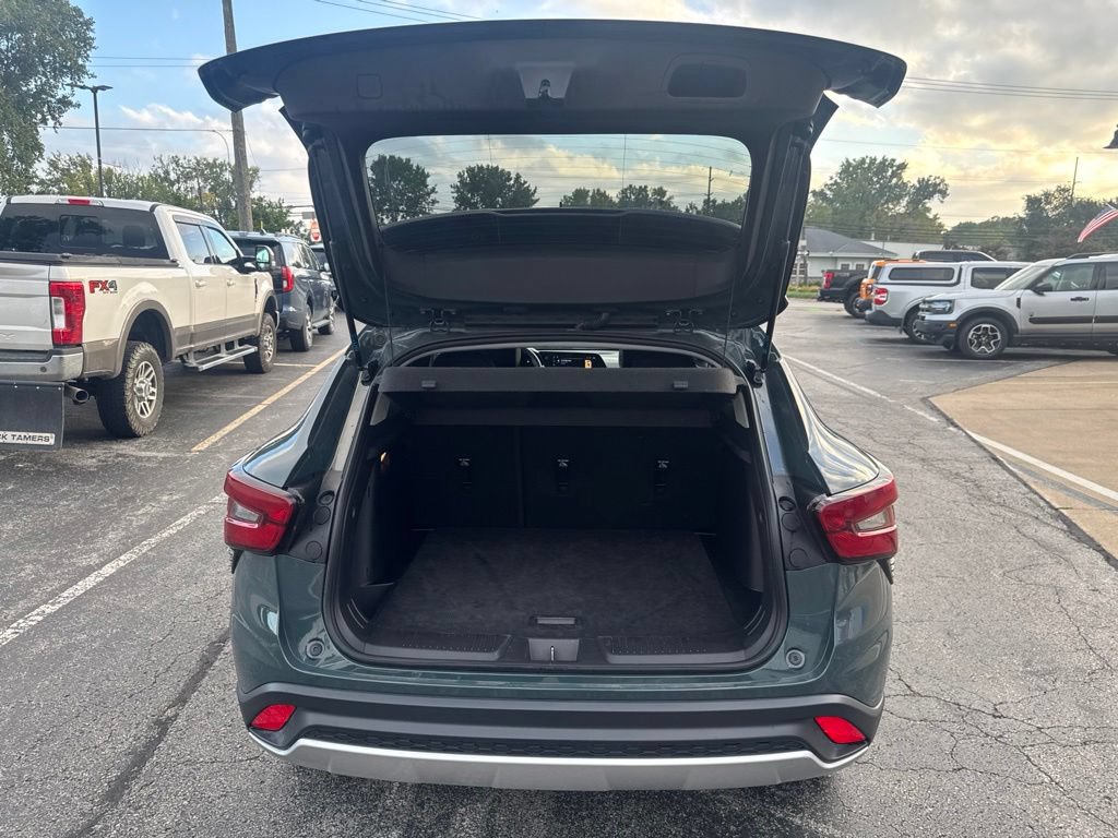 Used 2025 Chevrolet Trax LT FWD image 38