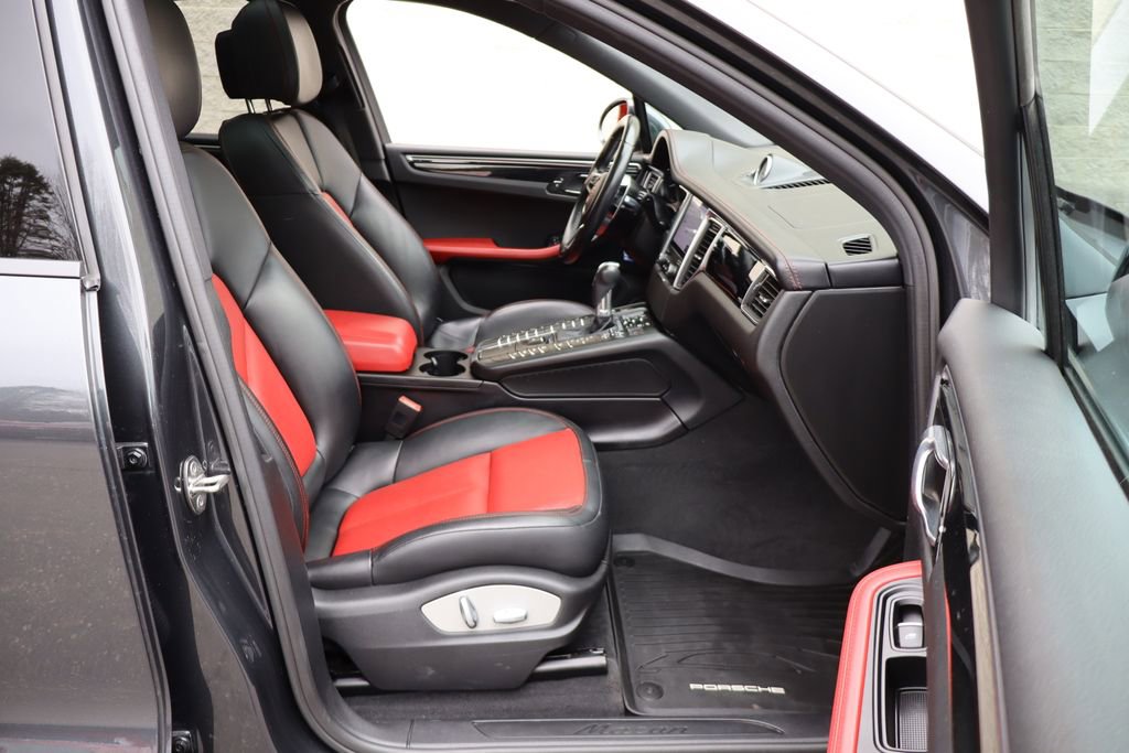 Used 2018 Porsche Macan Sport Edition w/ Driver Memory Package image 32