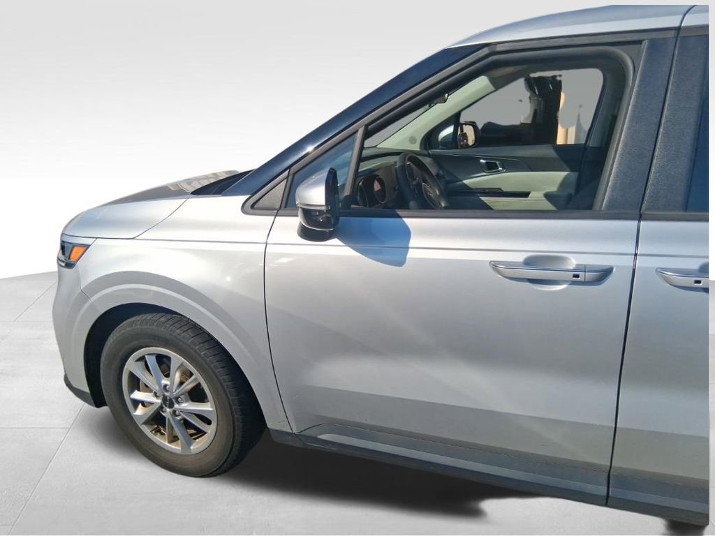 Used 2023 Kia Carnival LX FWD image 3