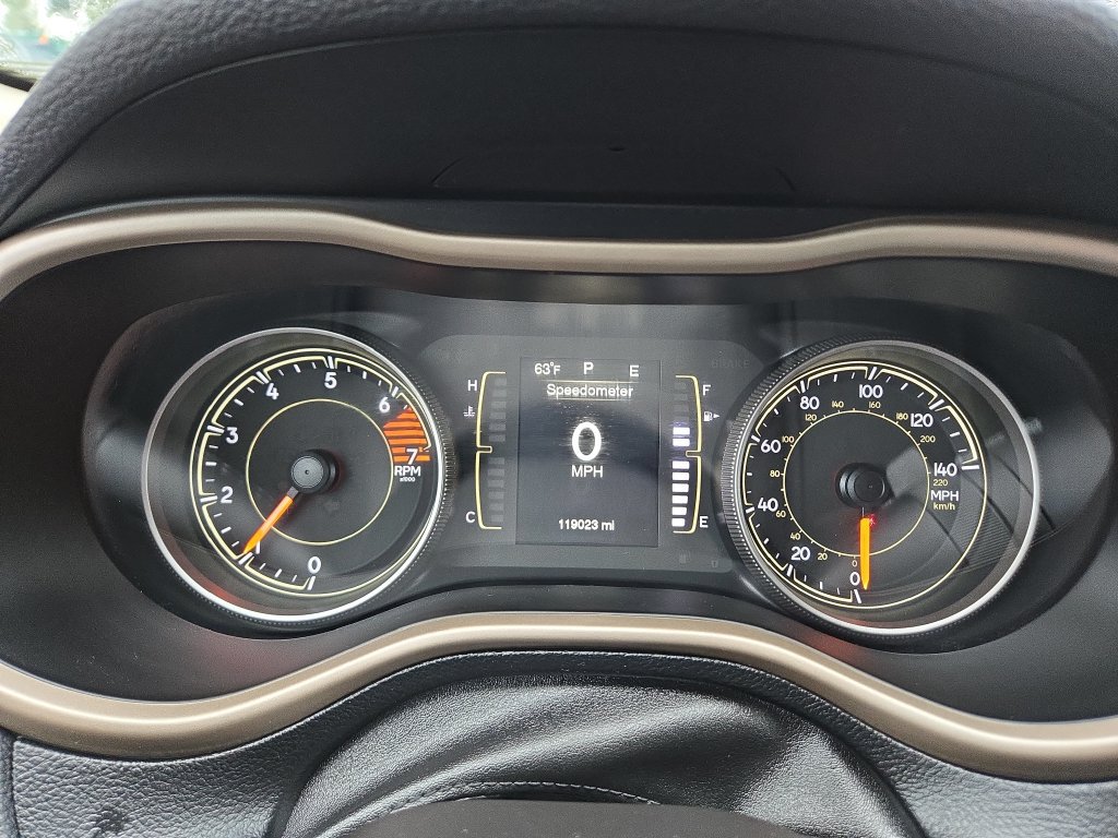 Used 2016 Jeep Cherokee Latitude w/ Cold Weather Group FWD image 23