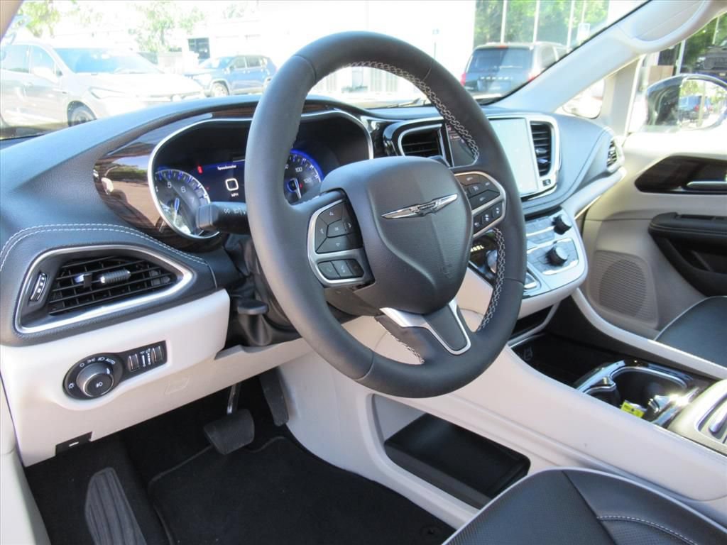 Certified 2024 Chrysler Pacifica Limited AWD/4WD image 24