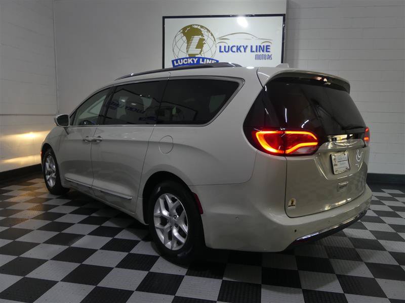 Used 2020 Chrysler Pacifica Touring-L w/ Tire & Wheel Group FWD image 11