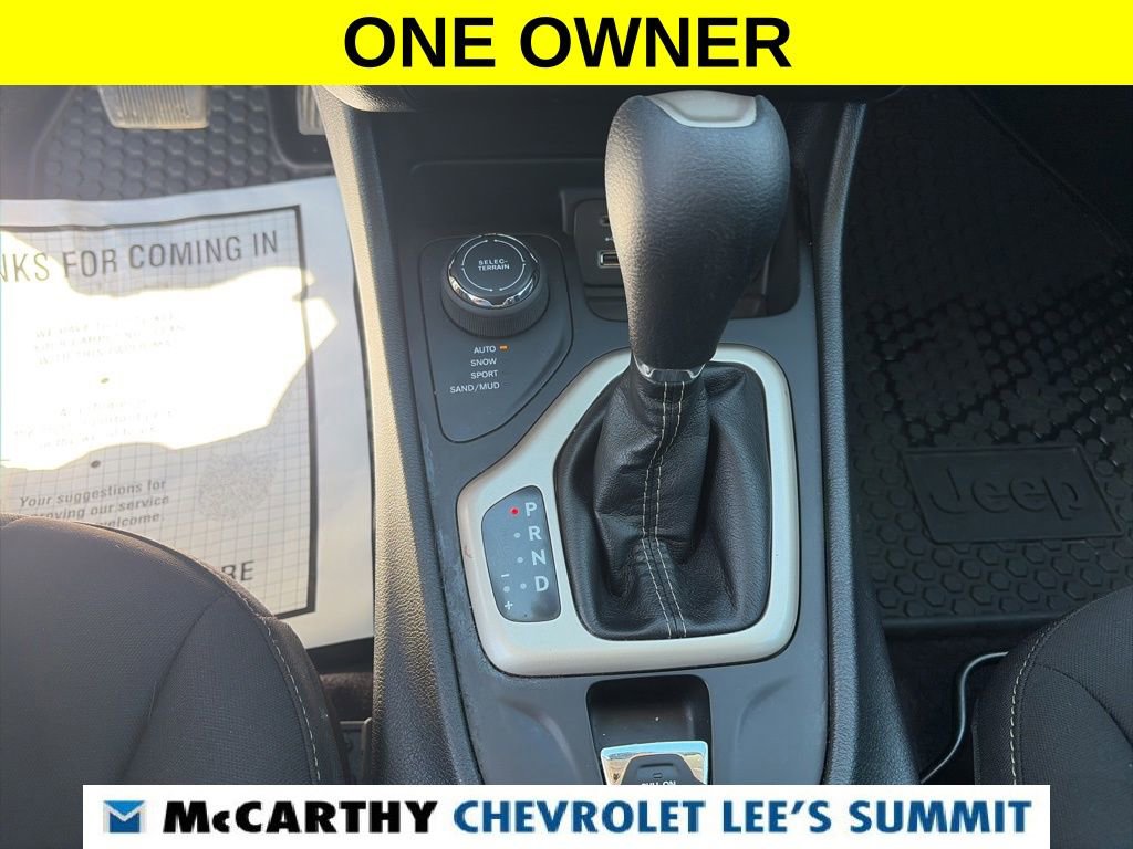 Used 2017 Jeep Cherokee Latitude w/ Cold Weather Group AWD/4WD image 9