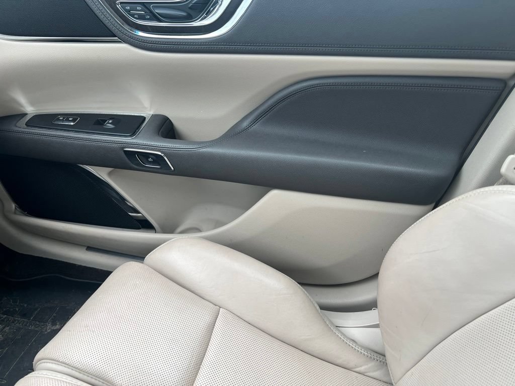 Used 2019 Lincoln Continental Select w/ Continental Climate Package AWD/4WD image 14