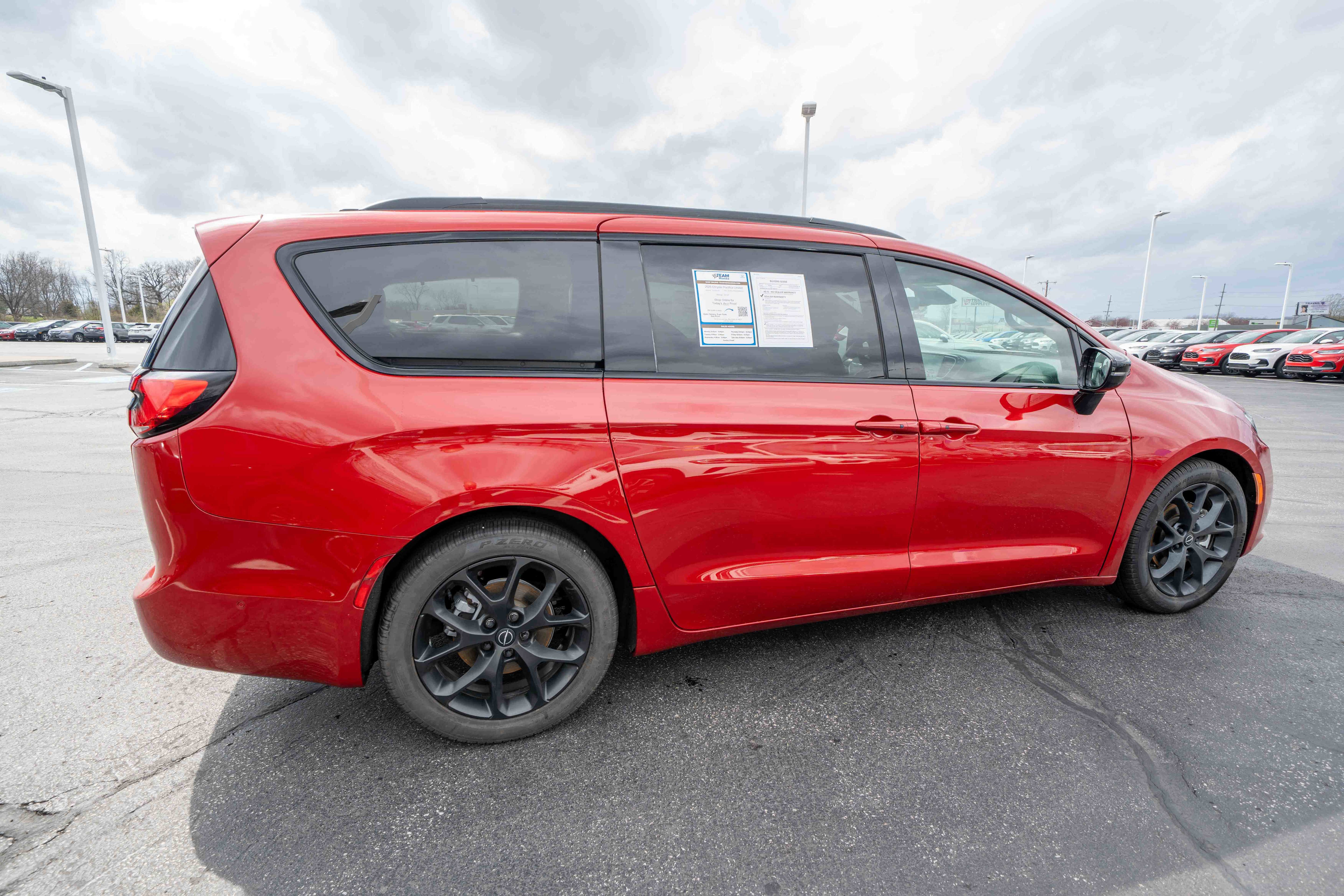 Used 2025 Chrysler Pacifica Limited FWD image 6