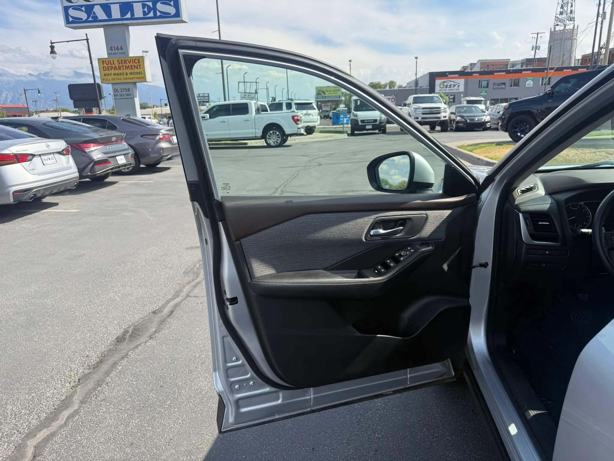 Used 2023 Nissan Rogue SV AWD/4WD image 19