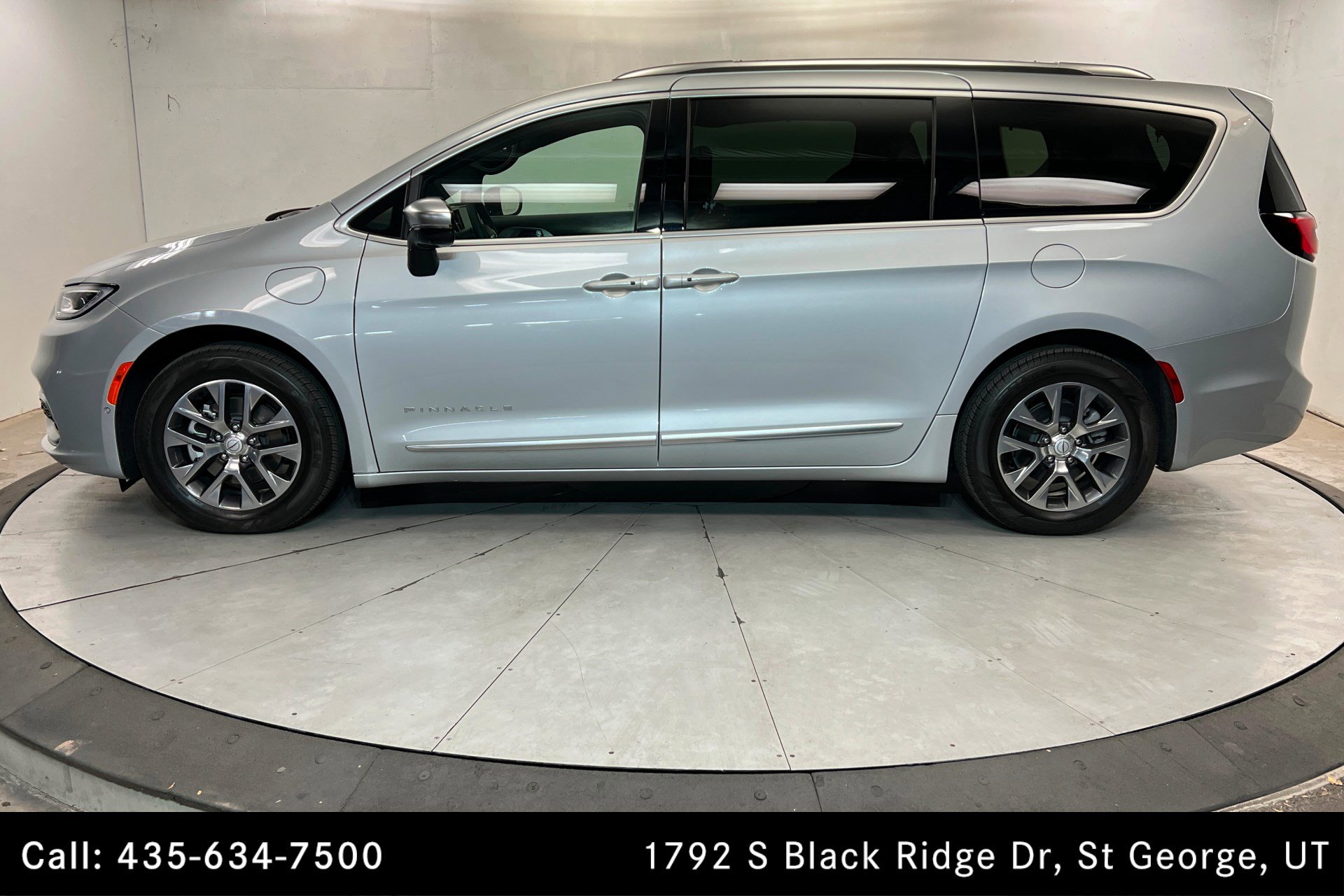 Used 2026 Chrysler Pacifica Pinnacle FWD image 2