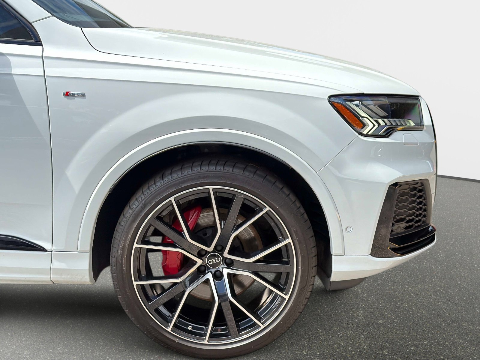 Used 2024 Audi Q7 3.0T Prestige image 12