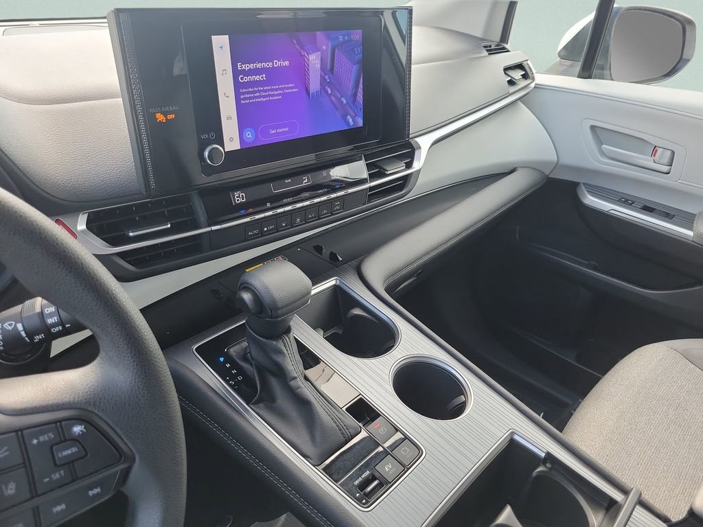 Certified 2025 Toyota Sienna LE image 22