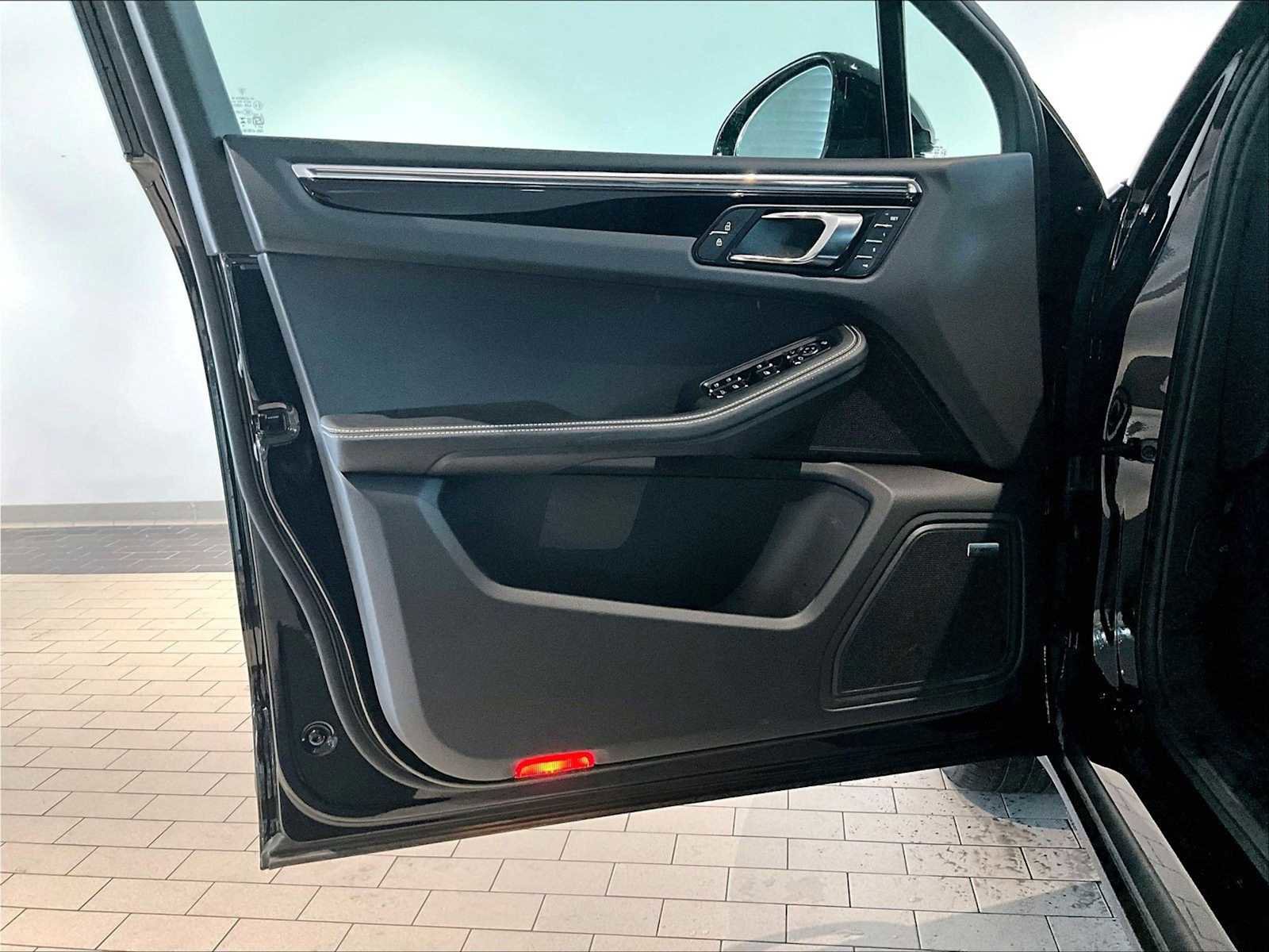 Used 2026 Porsche Macan image 26