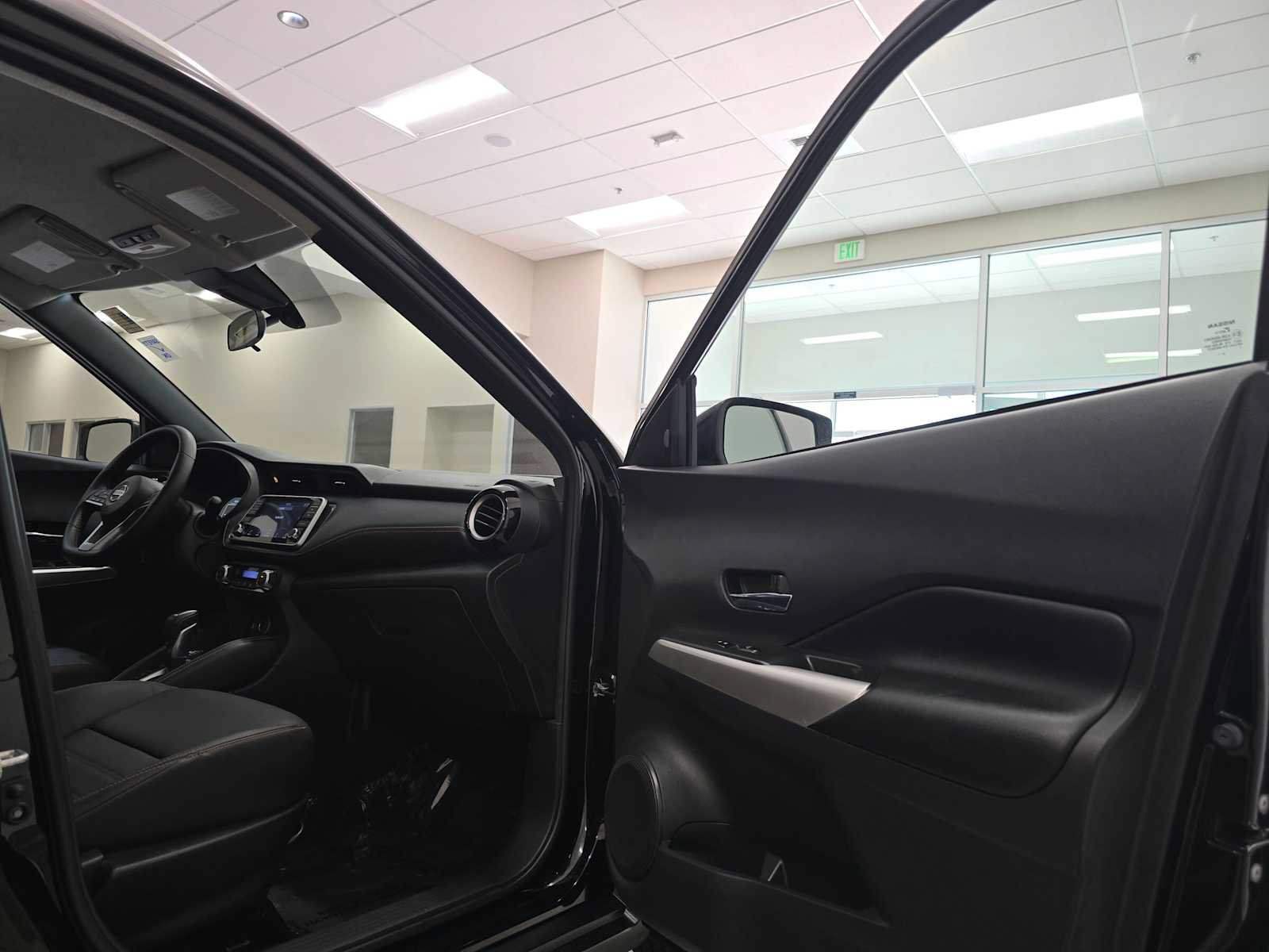 Used 2020 Nissan Kicks SR FWD image 29