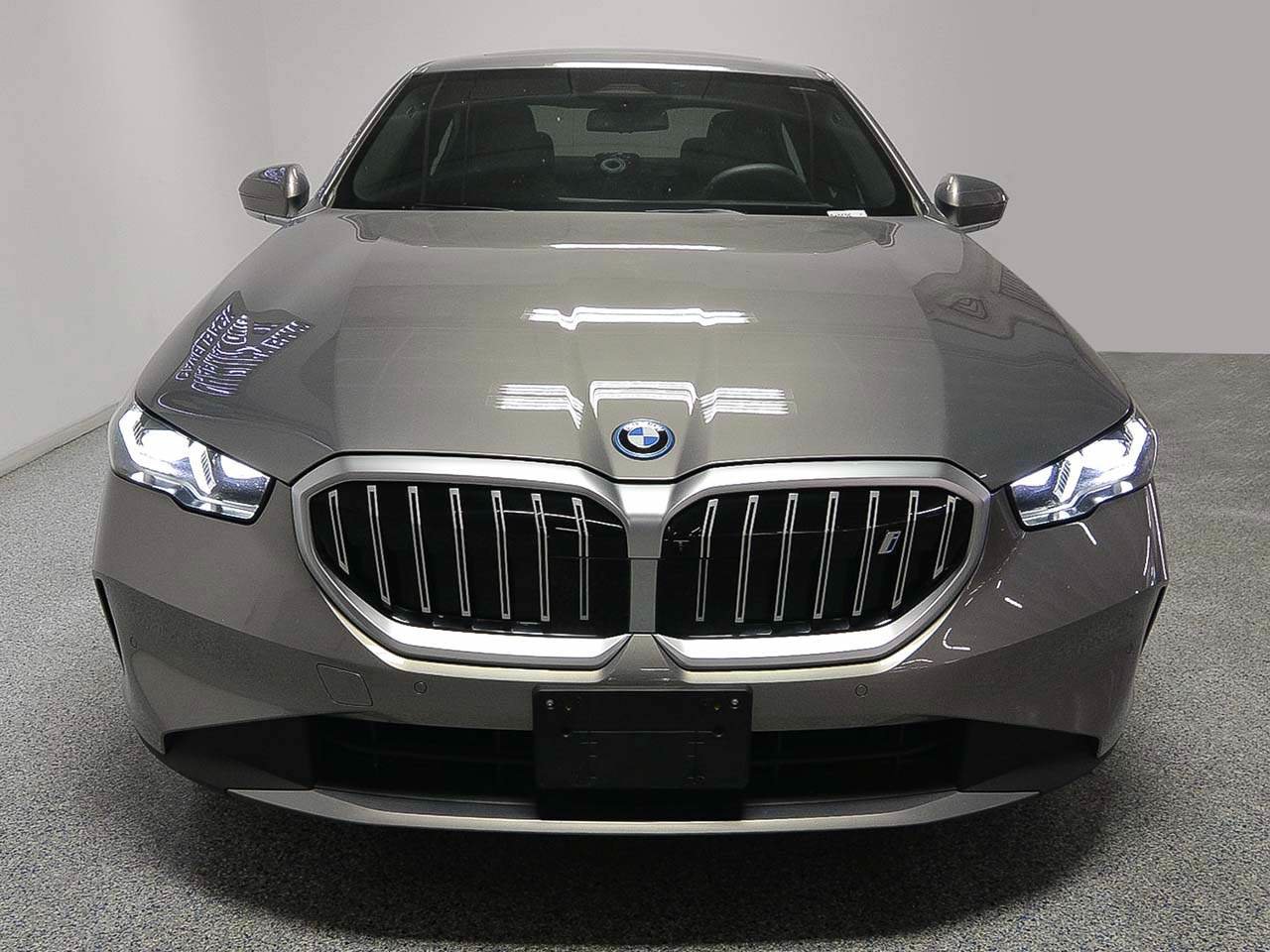 Used 2026 BMW i5 eDrive40 w/ Premium Package RWD image 2