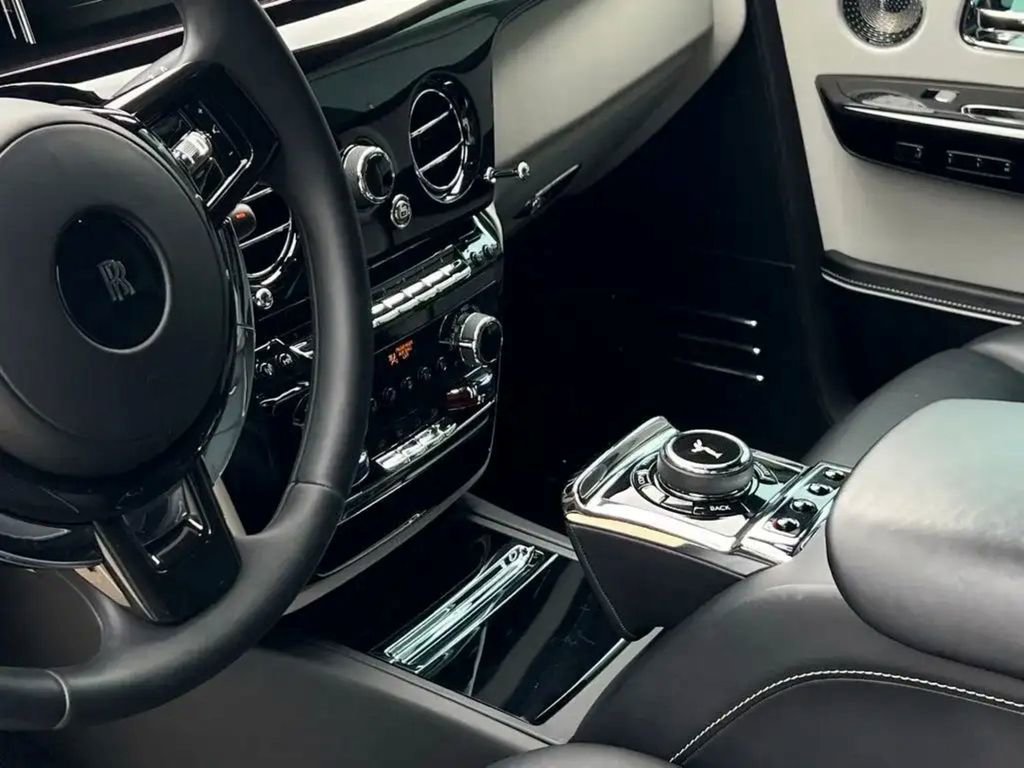 Used 2020 Rolls-Royce Phantom Sedan RWD image 19