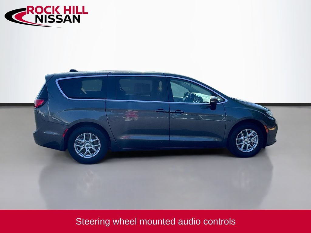Used 2023 Chrysler Pacifica Touring-L FWD image 8