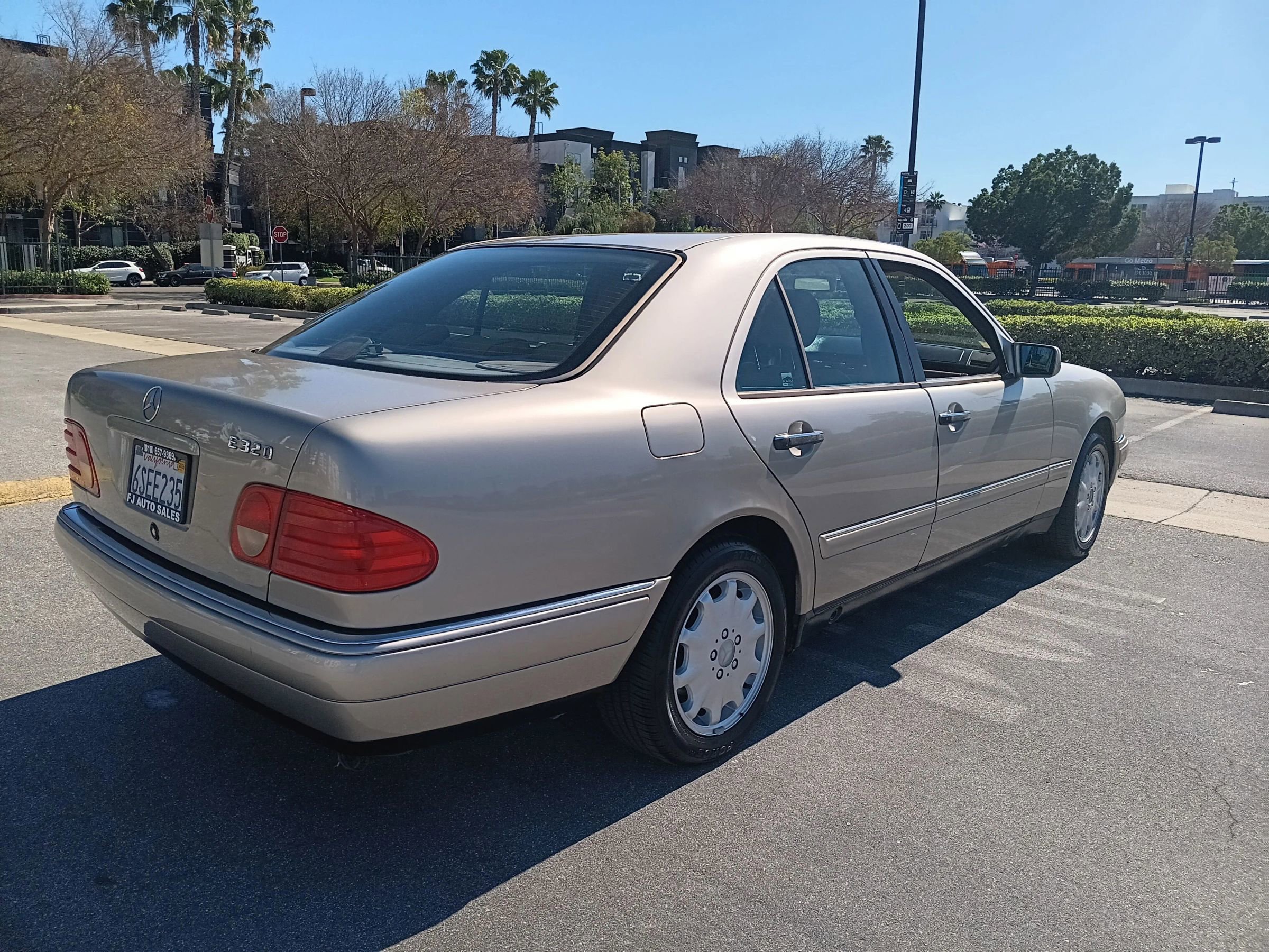Used 1998 Mercedes-Benz E 320 Sedan image 7