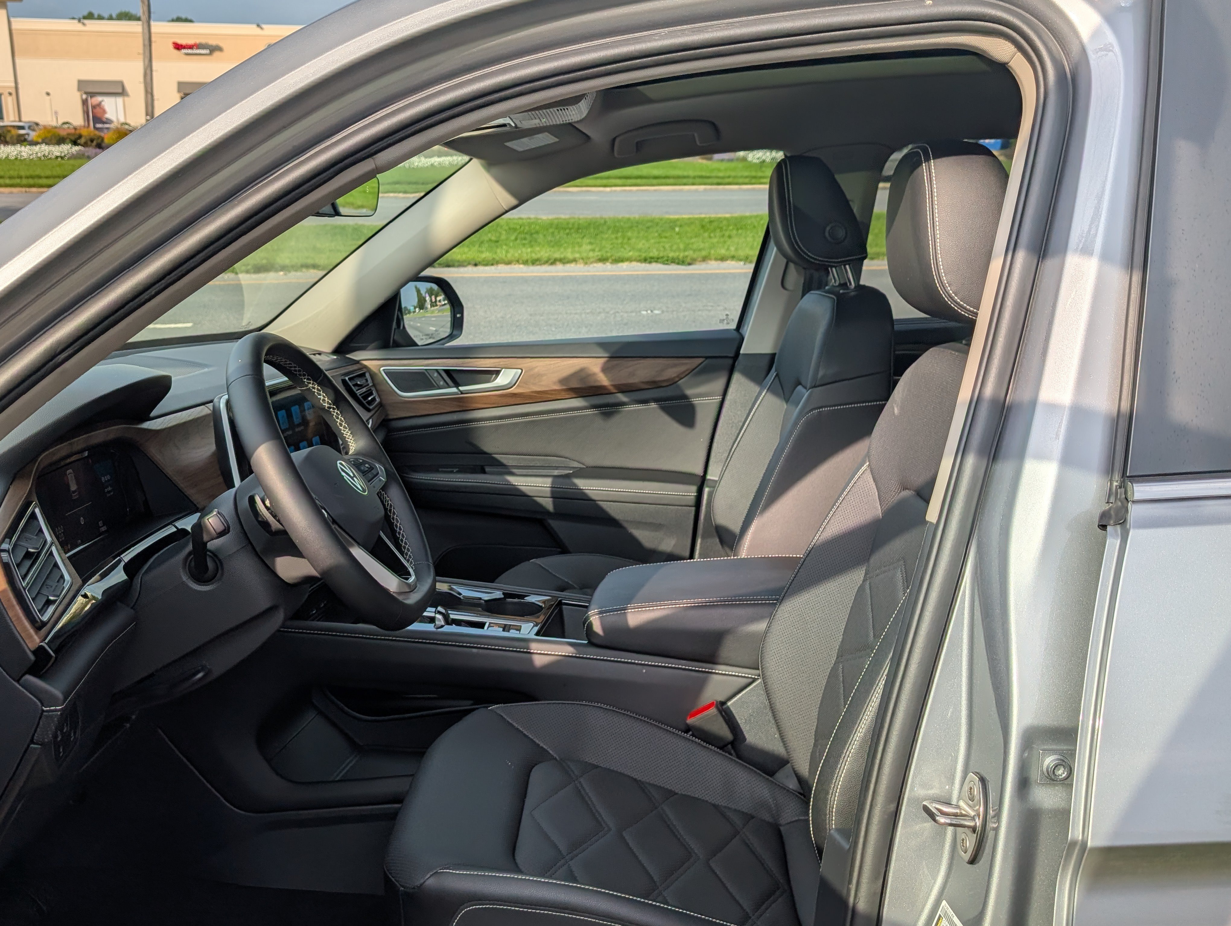 Used 2026 Volkswagen Atlas SE w/ Panoramic Sunroof Package FWD image 17
