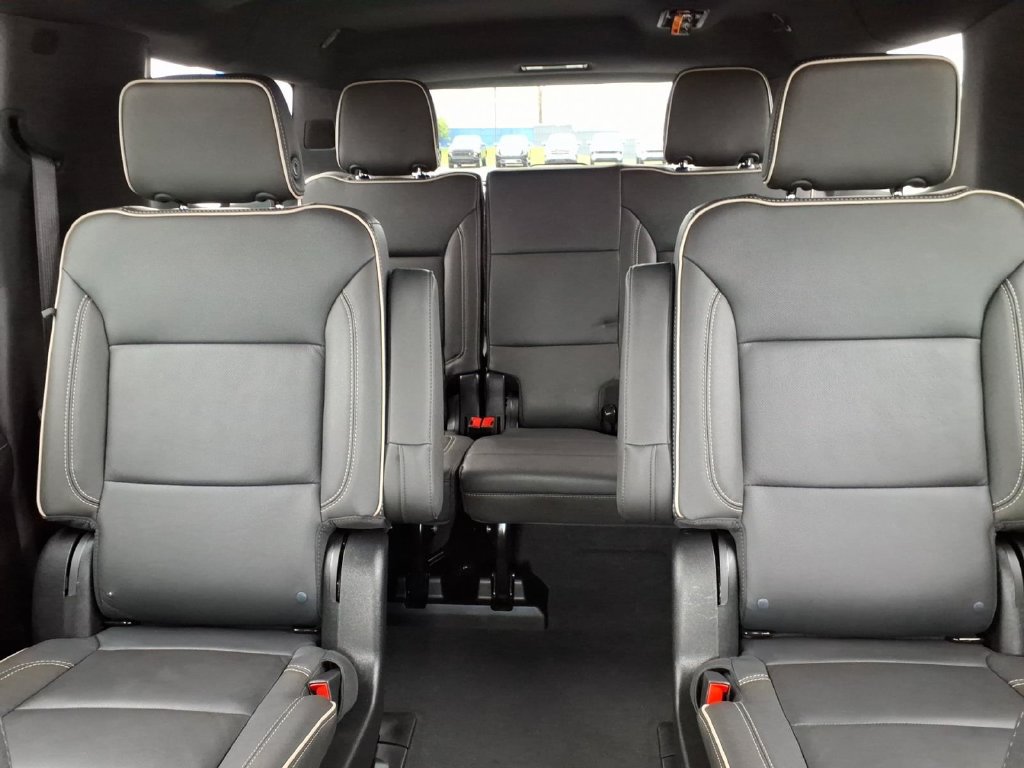Used 2026 Chevrolet Suburban Premier AWD/4WD image 8