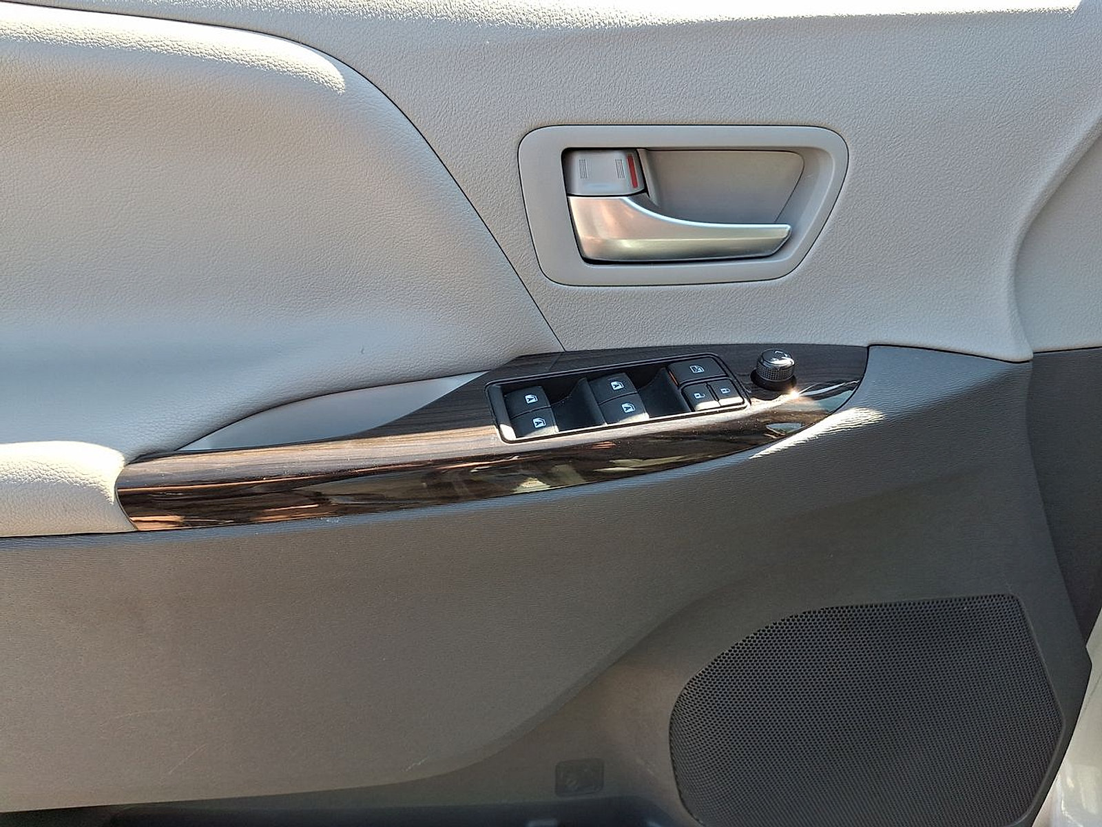 Used 2019 Toyota Sienna XLE w/ XLE Navigation Package FWD image 19
