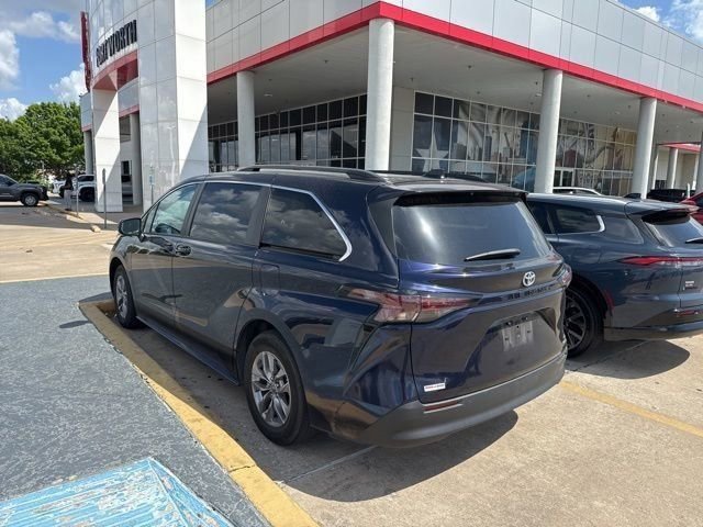 Used 2024 Toyota Sienna LE image 6