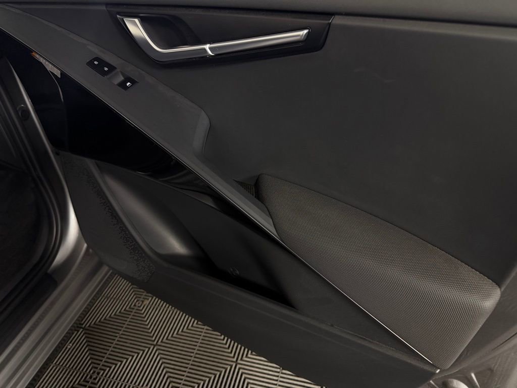 Used 2025 Kia Niro EX image 33