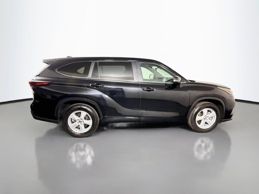 Used 2025 Toyota Highlander LE FWD image 11