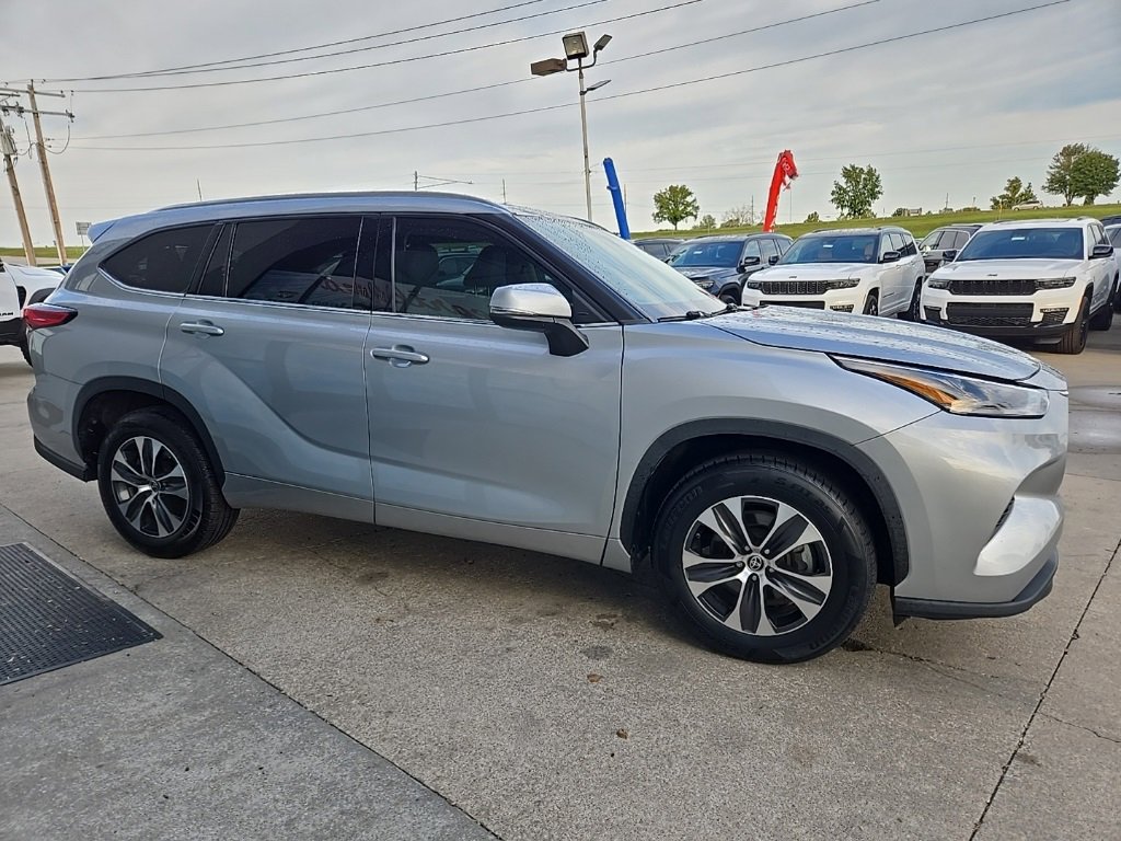 Used 2021 Toyota Highlander XLE image 12
