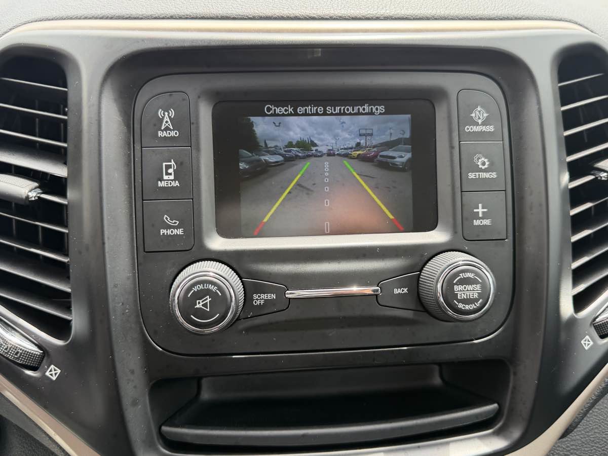 Used 2014 Jeep Cherokee Sport image 24