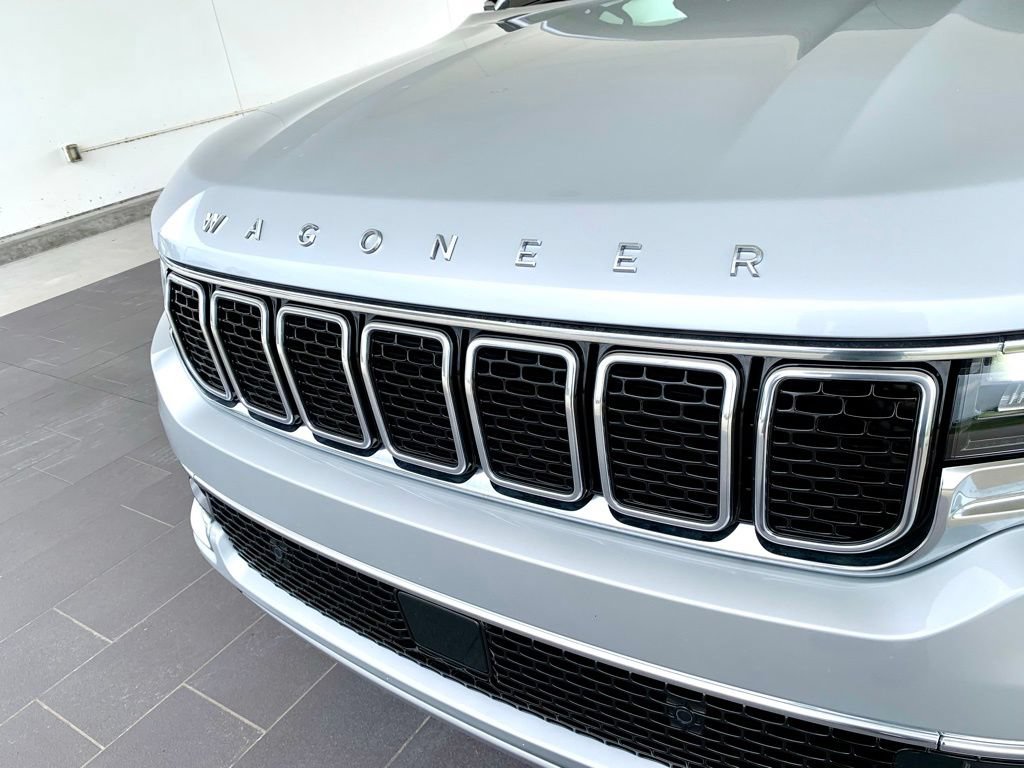 Used 2025 Jeep Wagoneer L Series II AWD/4WD image 2