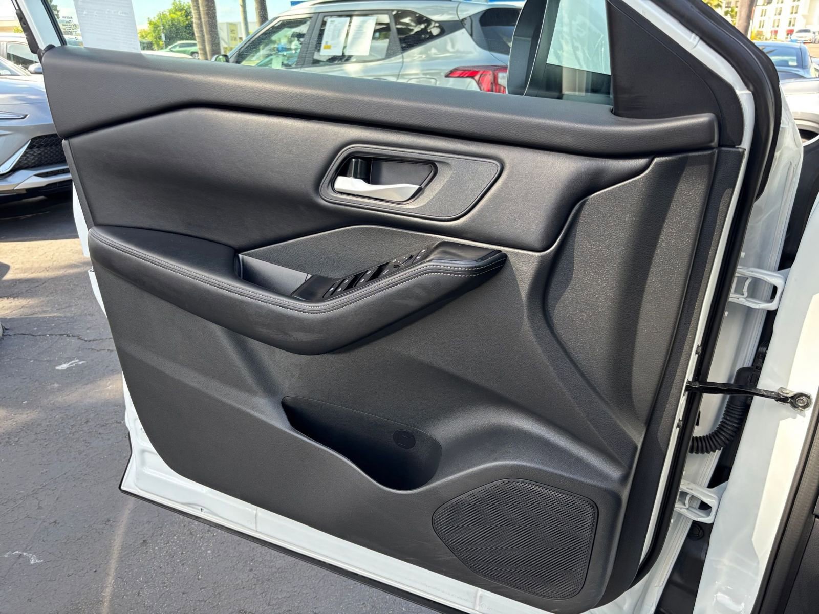 Used 2025 Nissan Rogue SV FWD image 18