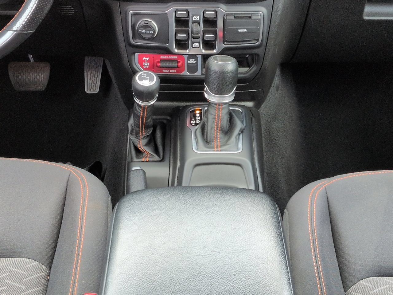 Used 2023 Jeep Gladiator Mojave AWD/4WD image 19