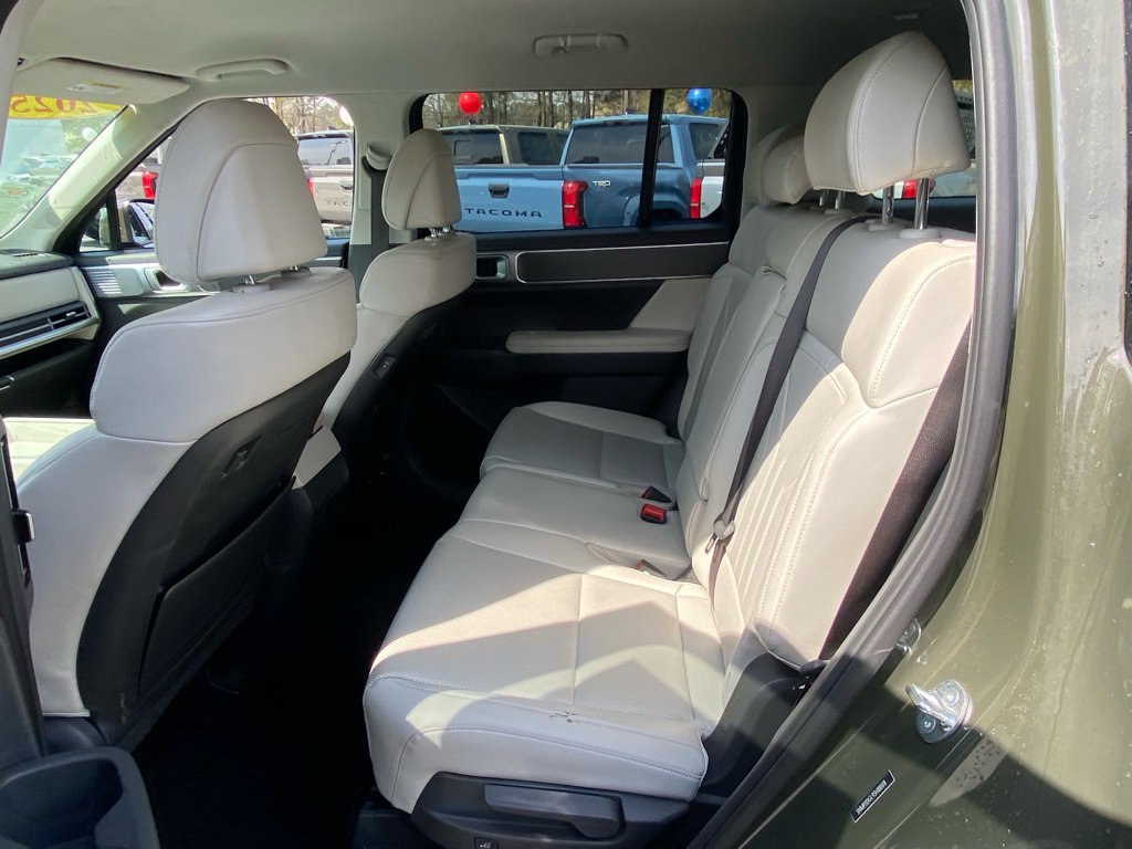 Used 2025 Hyundai Santa Fe SEL w/ Tow & Go Package image 6