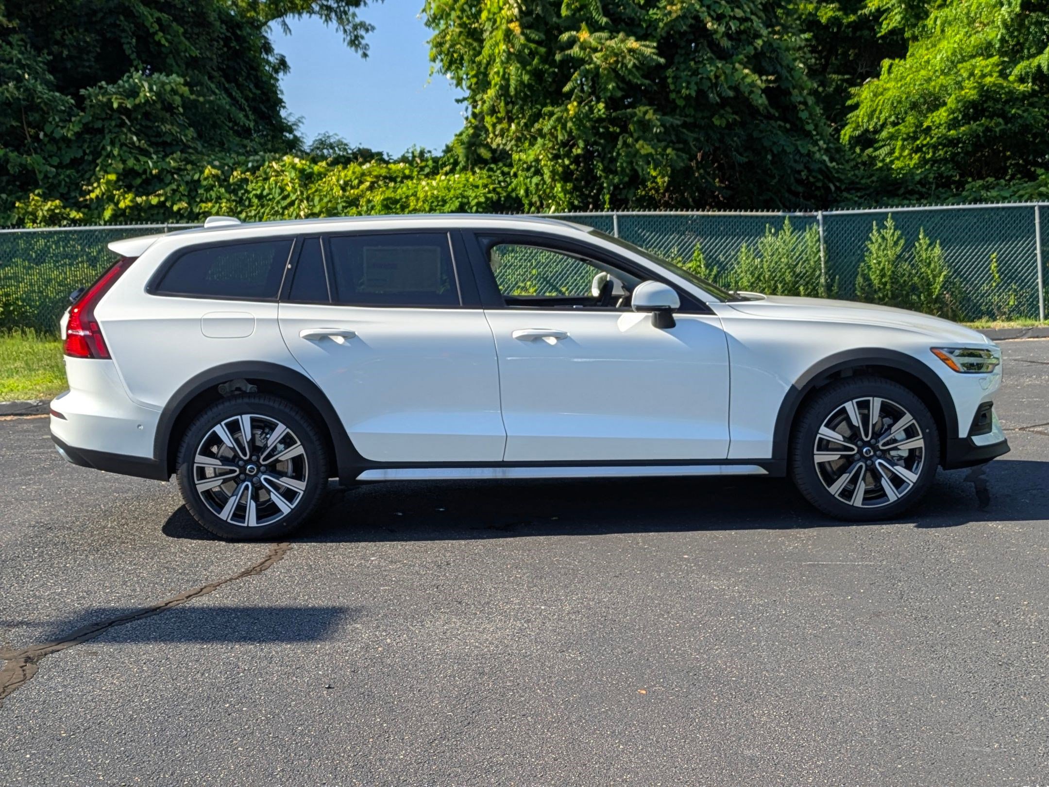 New 2026 Volvo V60 B5 Cross Country Ultra w/ Protection Package Premier image 5