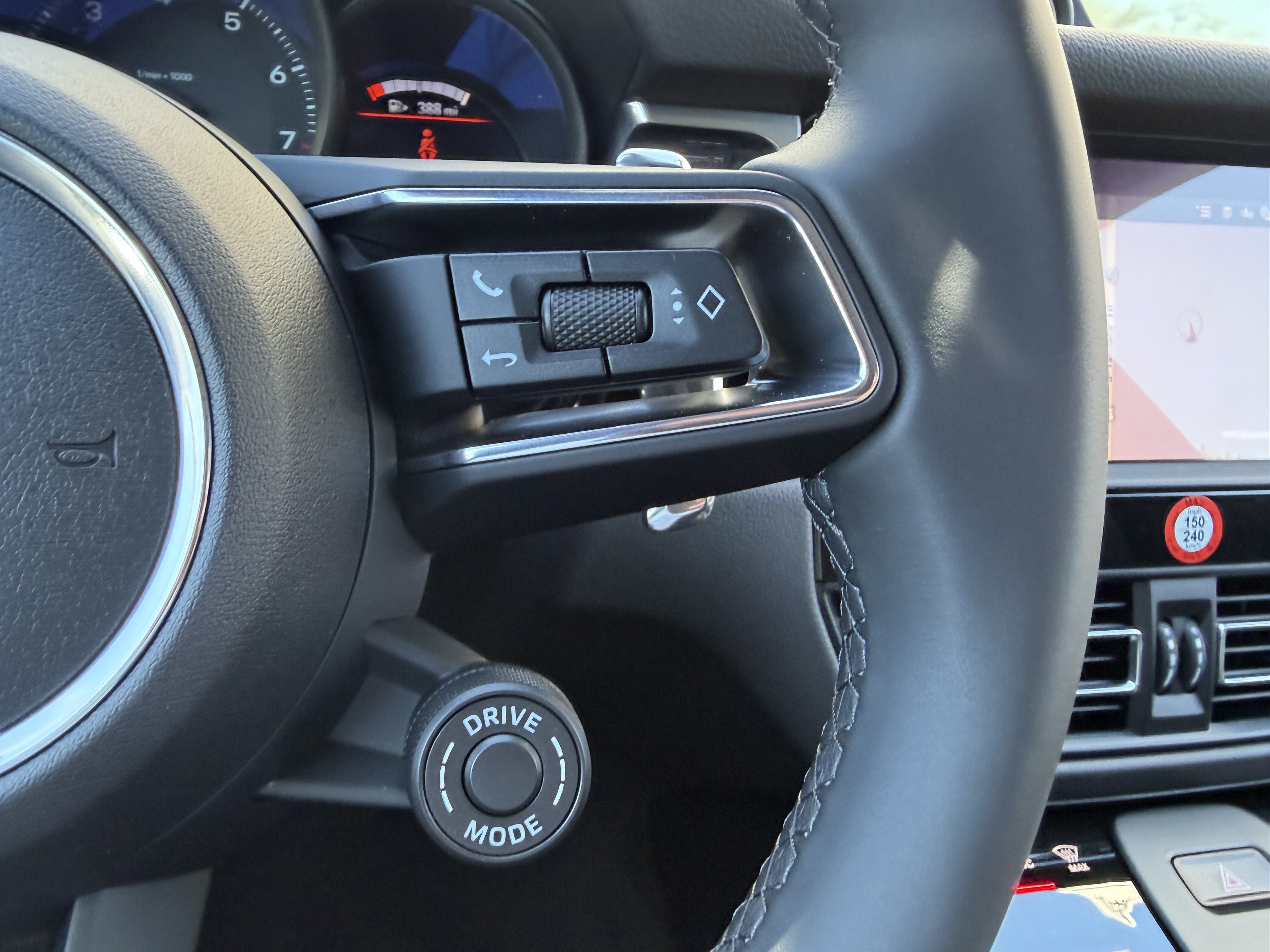 New 2026 Porsche Macan AWD/4WD image 32