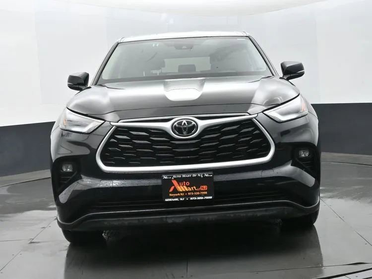 Used 2025 Toyota Highlander LE FWD image 3