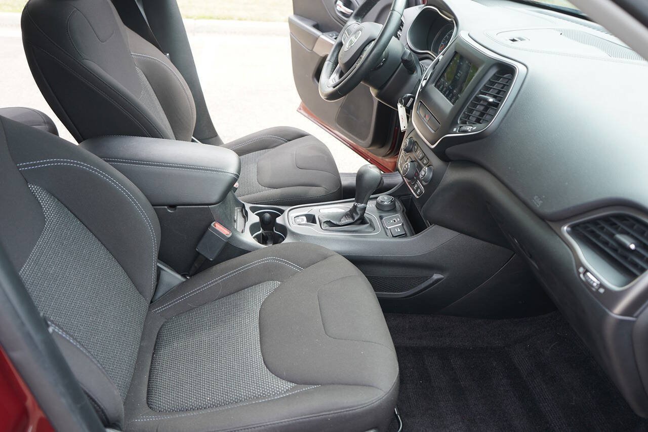 Used 2019 Jeep Cherokee Latitude w/ Cold Weather Group AWD/4WD image 18