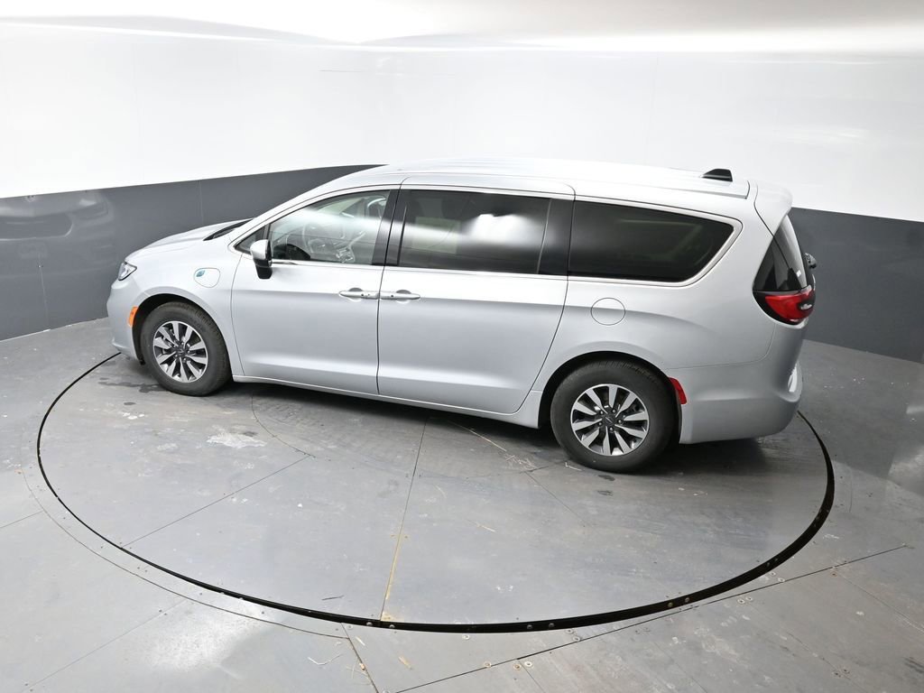 Used 2023 Chrysler Pacifica Touring-L image 19
