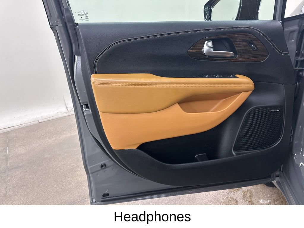 Used 2023 Chrysler Pacifica Pinnacle w/ Trailer Tow Group image 31