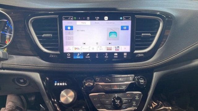 Used 2021 Chrysler Pacifica Pinnacle FWD image 22